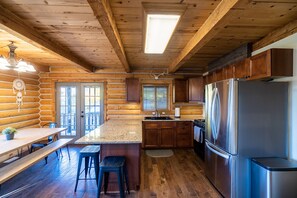 Fridge, microwave, oven, stovetop - Beautiful Off-Grid Cabin 13 miles from Park City!  Sleeps 14! (Kamas)