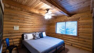 5 bedrooms, desk, travel crib, free WiFi