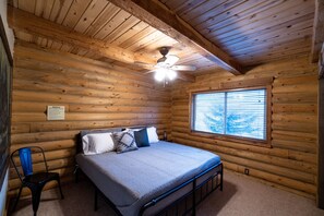 5 bedrooms, desk, travel cot, free WiFi