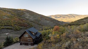 Exterior - Beautiful Off-Grid Cabin 13 miles from Park City!  Sleeps 14! (Kamas)