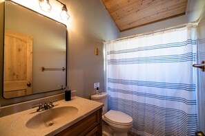 Ensemble douche/baignoire, sèche-cheveux, serviettes fournies, savon