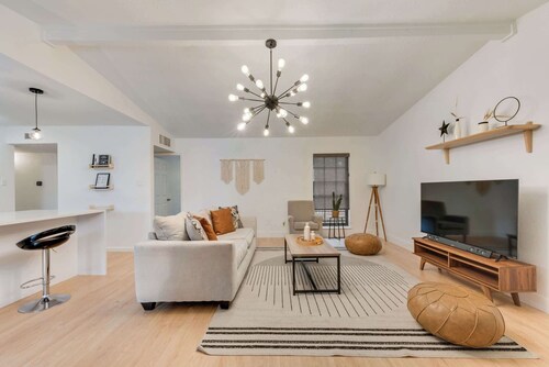 Cozy 5BR Pool House with Hot Tub Near The Lake