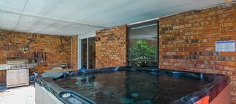 Cozy 5BR Pool House with Hot Tub Near The Lake