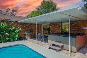 Outdoor dining - Cozy 5BR Pool House with Hot Tub Near The Lake (Rowlett)