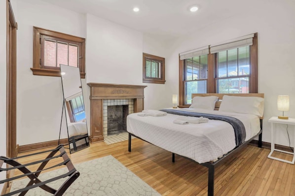 4 bedrooms, desk, iron/ironing board, WiFi