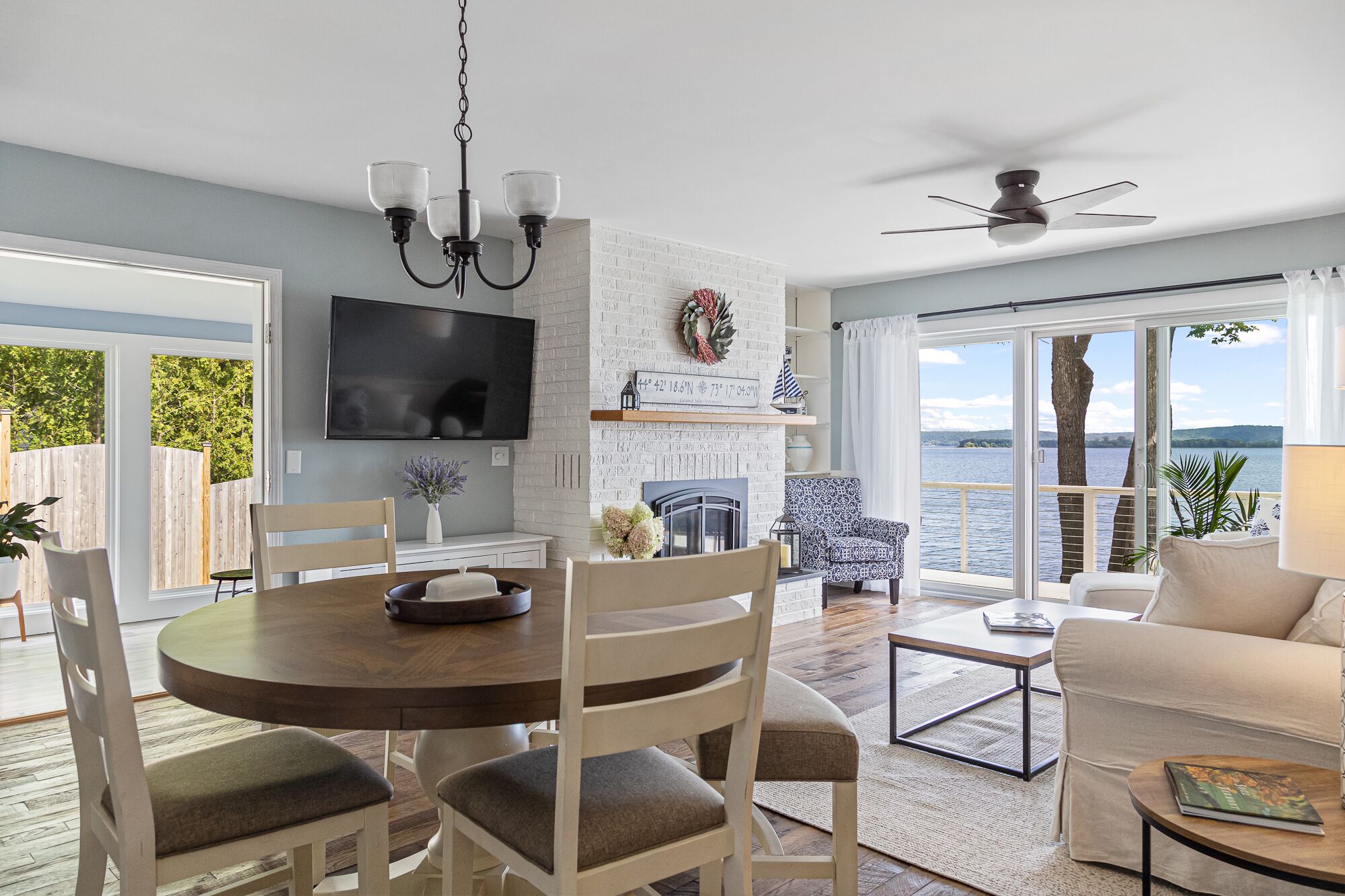 Smart TV, chimenea, futbolito y tenis de mesa 