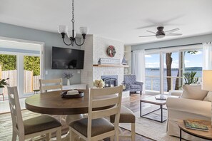 Smart TV, fireplace, foosball, table tennis - Tranquil lake house in VT w/ breathtaking views! (Grand Isle)