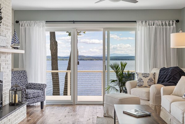 Smart TV, fireplace, foosball, table tennis - Tranquil lake house in VT w/ breathtaking views! (Grand Isle)