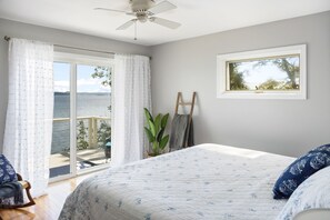 2 makuuhuonetta, työpöytä, silitysrauta/-lauta, vauvan matkasänky