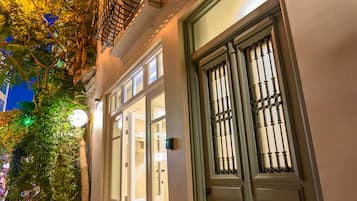 Fassade der Unterkunft – Abend/Nacht