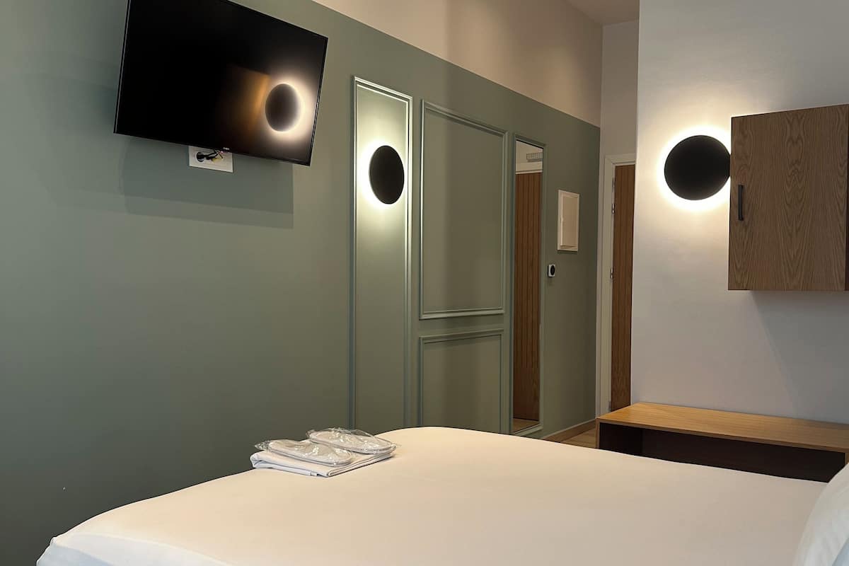 Comfort tweepersoonskamer | 1 slaapkamer, pillowtop-bedden, een minibar, een bureau