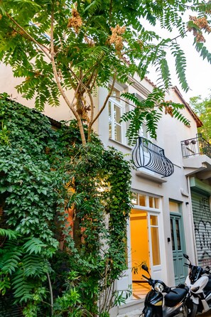 Front of property – evening/night - Belle Athenes - Luxury Rooms at Monastiraki Railway Station (Athens)