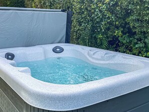 Outdoor spa tub - Tan y Castell Cottage (Llanmill, near Narberth)