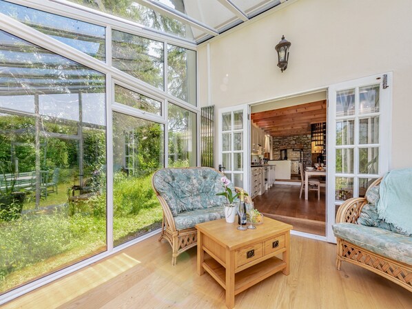 Chimenea y consola de videojuegos 