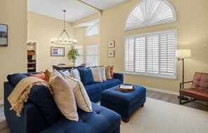 Älytelevisio, takka, videopelejä, pöytäjalkapallopöytä