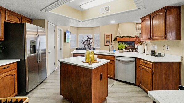 Jääkaappi, mikroaaltouuni, uuni, liesi