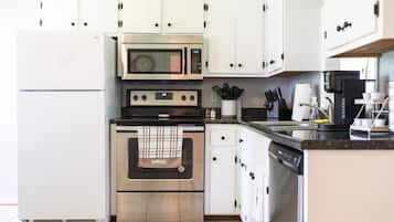 雪櫃、微波爐、焗爐、爐具