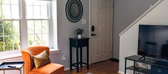 The Orange House - Only 4 Minutes from LU