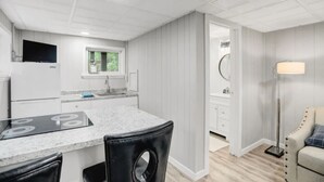 Una cucina moderna con piano cottura integrato, una finestra e un lavello.