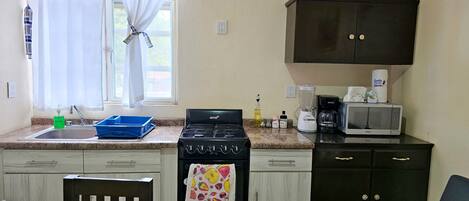 Réfrigérateur, four à micro-ondes, cafetiÚre-théiÚre, grille-pain