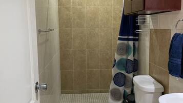 Serviettes fournies, savon, papier toilette