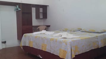 Escritorio, wifi gratis y ropa de cama