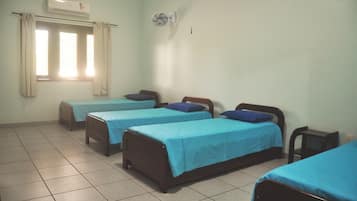 Escritorio, wifi gratis y ropa de cama