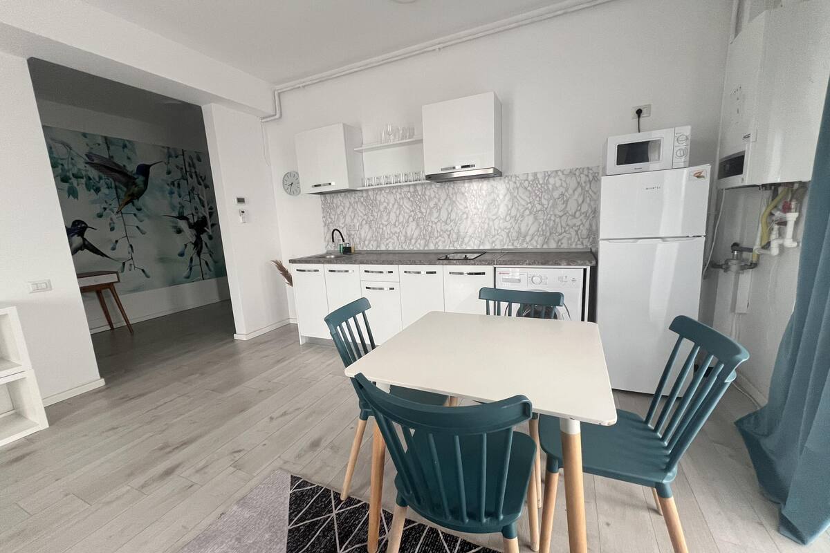 Hypo-allergenic bedding, iron/ironing board, free WiFi, bed sheets