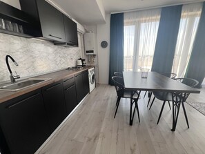Frigorífic gran, microones i utensilis de cuina, vaixella i coberteria 