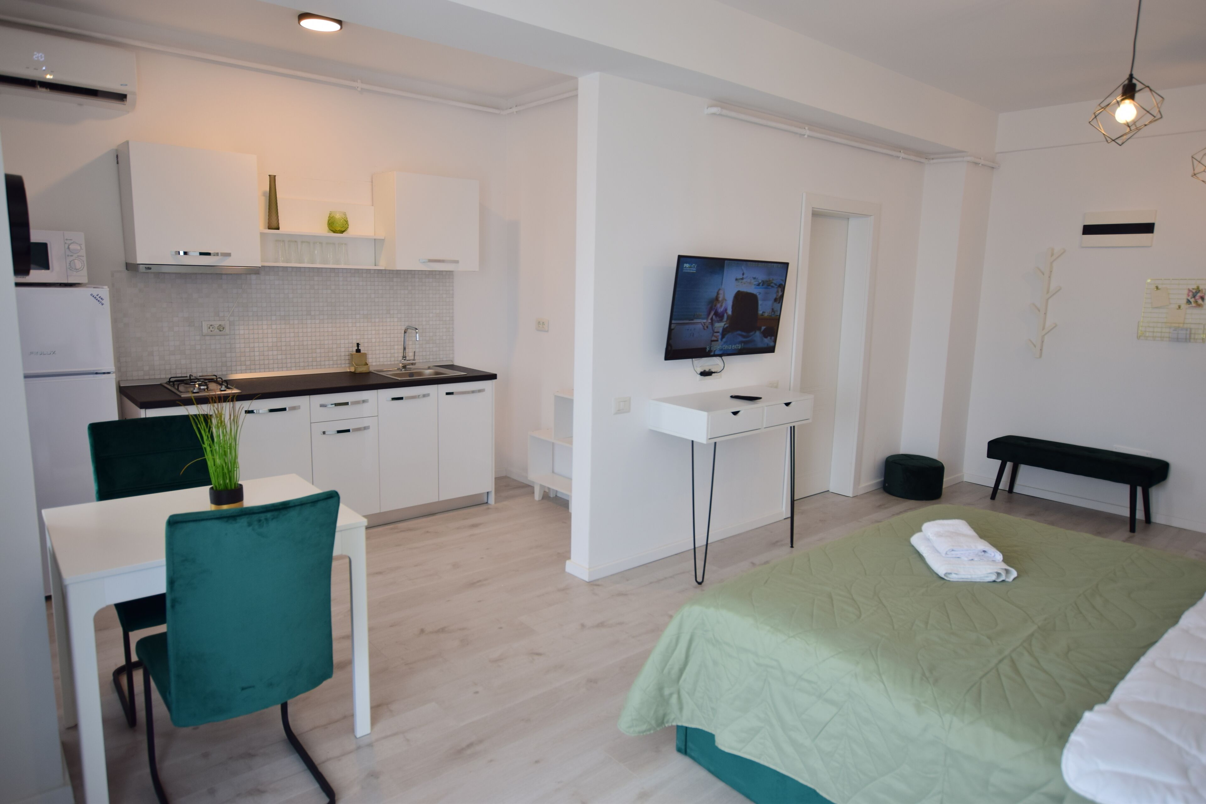 Hypo-allergenic bedding, iron/ironing board, free WiFi, bed sheets