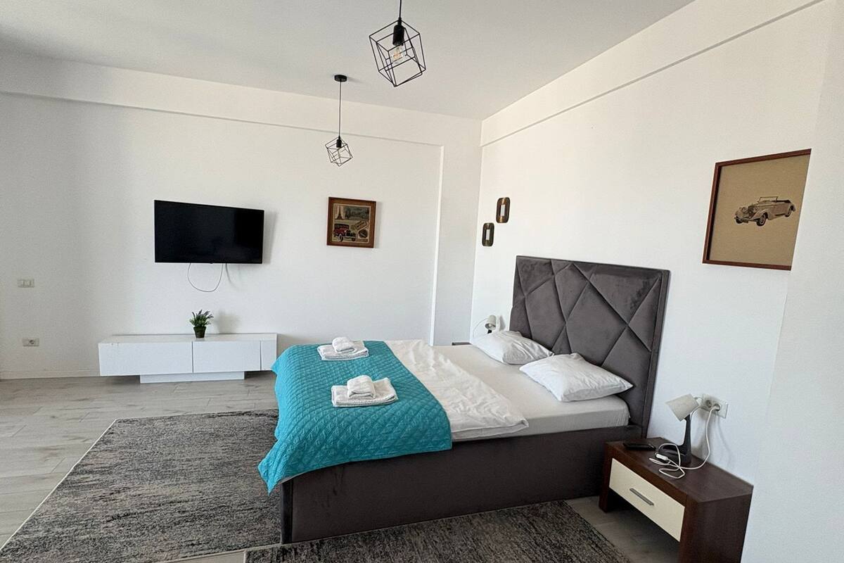 Standard Apartment | Hypo-allergenic bedding, iron/ironing board, free WiFi, bed sheets