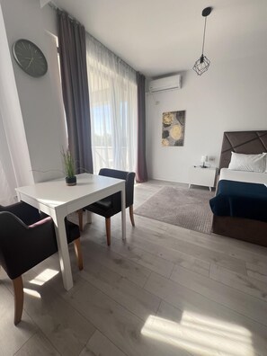 Hypo-allergenic bedding, iron/ironing board, free WiFi, bed sheets