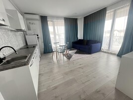 Un apartamento moderno con cocina, comedor y sala de estar.