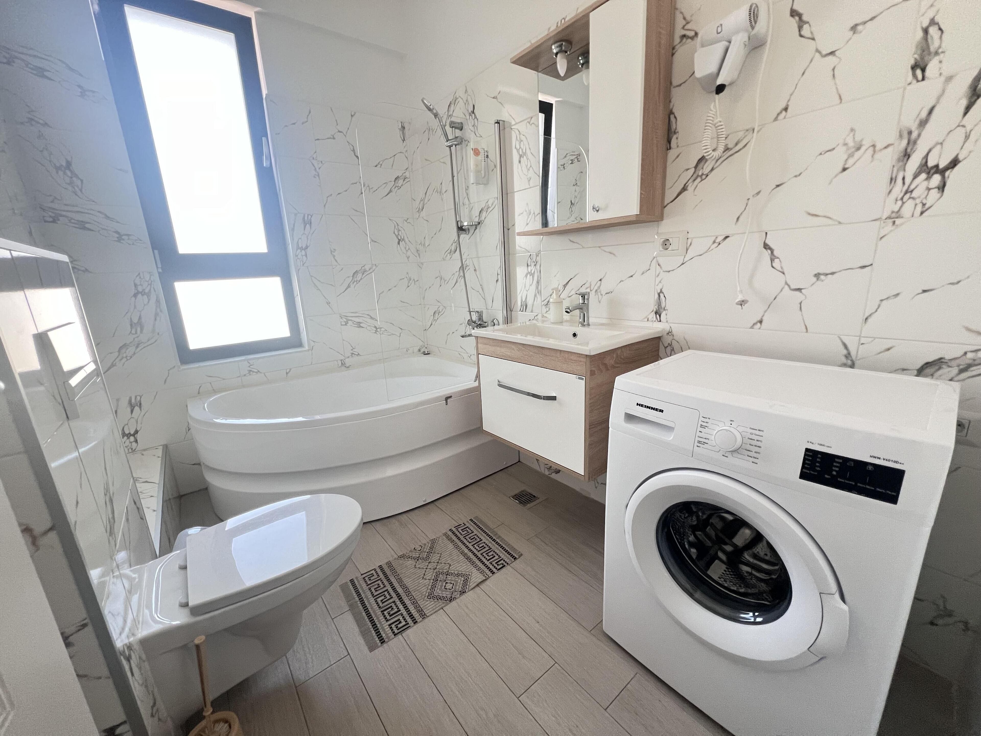 Badewanne, Haartrockner, Handtücher