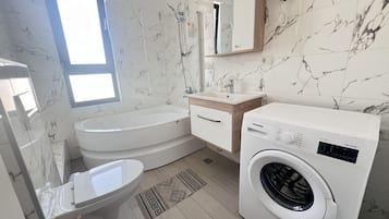 Badewanne, Haartrockner, Handtücher