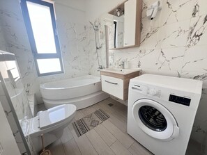 Bathtub, hair dryer, towels - Grey Residence Apartaments (Tunari)