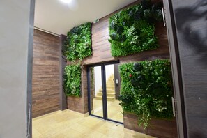 Um interior moderno com parede de madeira e porta de vidro que dá para uma escada.