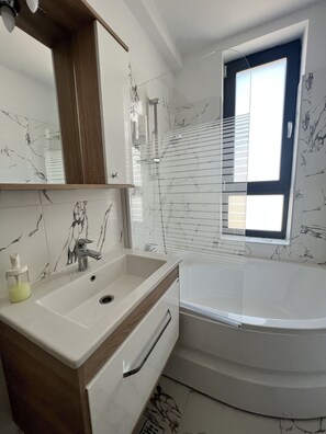 Standard-Apartment | Badezimmer | Badewanne, Haartrockner, Handtücher