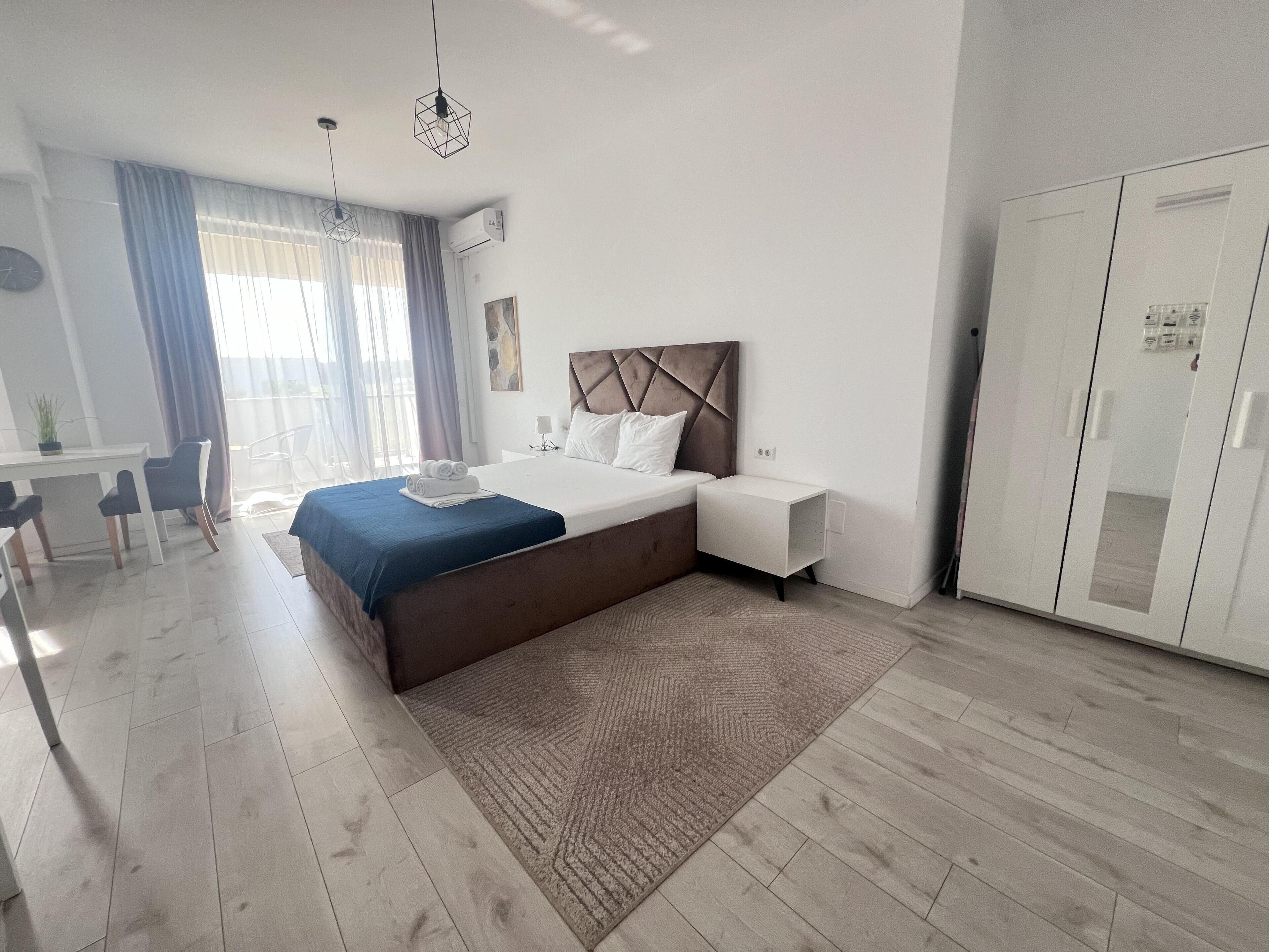 Standard Suite | Hypo-allergenic bedding, iron/ironing board, free WiFi, bed sheets