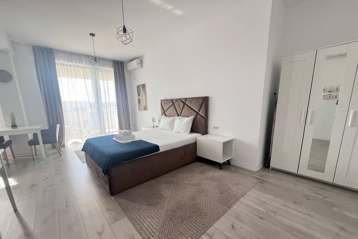 Standard Suite | Hypo-allergenic bedding, iron/ironing board, free WiFi, bed sheets