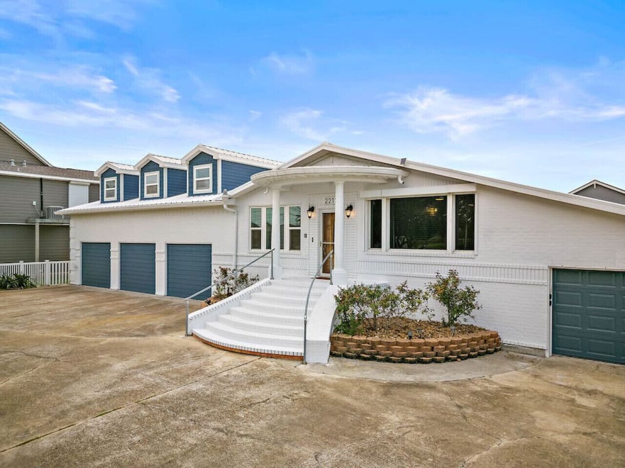 Spacious home with huge game room, Cowboy soaking pool and guest house