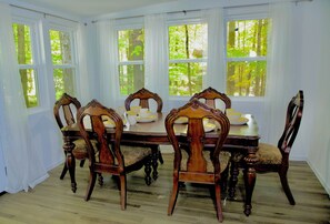 Dining - Cheerful Pocono Gateway Vacation House in Pocono Lake PA (Pocono Lake)