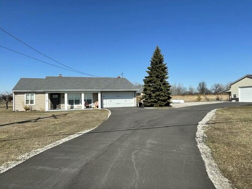 Country Home with 3B 1.5B w/ Room for Fishermen with Trucks Boats & Trailers 