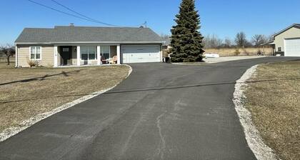 Country Home with 3B 1.5B w/ Room for Fishermen with Trucks Boats & Trailers