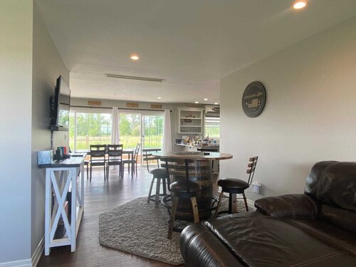 Country Home with 3B 1.5B w/ Room for Fishermen with Trucks Boats & Trailers 