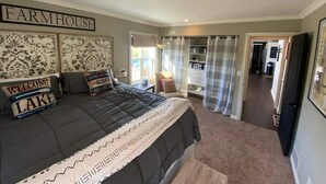 Une chambre avec un grand lit, une armoire et une pancarte sur laquelle on peut lire « FERME ».