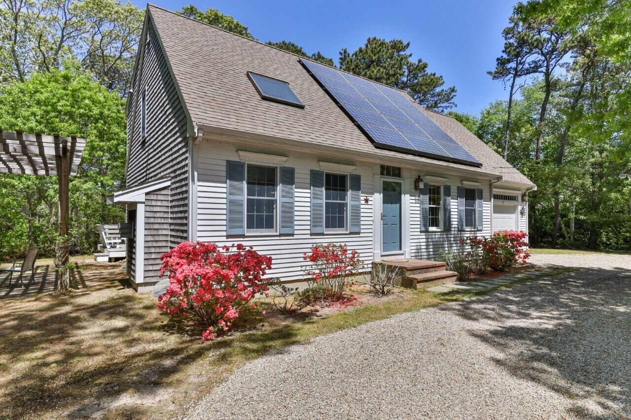 Bike to the beach: Your Perfect Cape Cod Getaway with BBQ, fire-pit, and hot-tub
