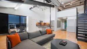 TV connectée, livres, chaîne hi-fi, écrans d'ordinateur