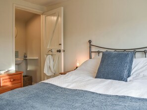 3 室のベッドルーム、WiFi (無料)、ベッドシーツ