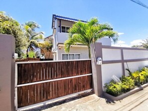 Property grounds - Private Cozy 2 Bedroom Villa with private pool at Pereybere 🇲🇺🏝️⛱️🌞 (Pereybere)